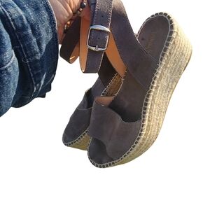 Neiman Marcus Elegant Gray Platform Sandal